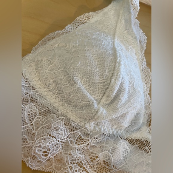 NWOT!! Abercrombie & Fitch Women white Lace Bralette, Size S - Picture 4 of 7